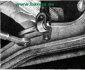 Подтяжка гаек стремянок передней рессоры КрАЗ-219, КрАЗ-221, КрАЗ-222, КрАЗ-214