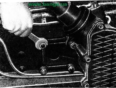 Подтяжка гаек крепления рулевого механизма к раме КрАЗ-219, КрАЗ-221, КрАЗ-222, КрАЗ-214