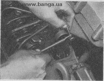 Отсоединение тяги регулятора от рычага привода реек насос-форсунок КрАЗ-219, КрАЗ-221, КрАЗ-222, КрАЗ-214