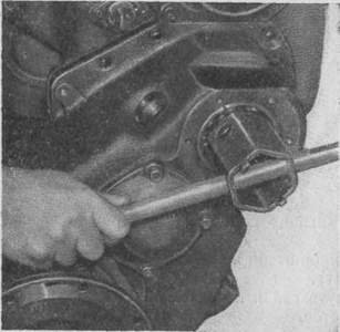 Отвертывание гайки крепления перед­него подшипника промежуточного вала КрАЗ-219, КрАЗ-221, КрАЗ-222, КрАЗ-214