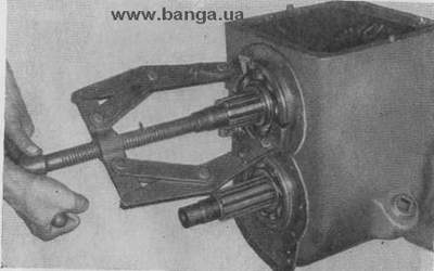 Выпрессовка переднего подшипника первичного вала КрАЗ-219, КрАЗ-221, КрАЗ-222, КрАЗ-214