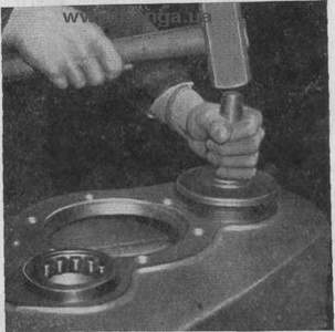 Запрессовка наружного кольца переднего подшипника в задний картер КрАЗ-219, КрАЗ-221, КрАЗ-222, КрАЗ-214