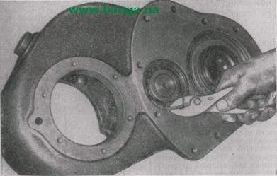 Снятие стопорного кольца заднего подшипника вала промежу­точной шестерни КрАЗ-219, КрАЗ-221, КрАЗ-222, КрАЗ-214