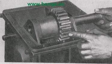 Установка промежуточной шестерни в картер коробки отбора мощности КрАЗ-219, КрАЗ-221, КрАЗ-222, КрАЗ-214