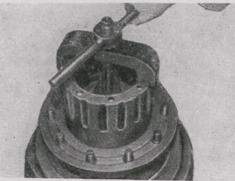 Выпрессовка наруж­ного кольца подшипника из ступицы КрАЗ-219, КрАЗ-221, КрАЗ-222, КрАЗ-214