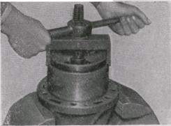 Выпрессовка наружного кольца подшипника из картера КрАЗ-219, КрАЗ-221, КрАЗ-222, КрАЗ-214