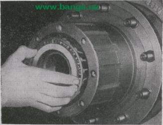 Установка внутреннего кольца наружного под­шипника КрАЗ-219, КрАЗ-221, КрАЗ-222, КрАЗ-214
