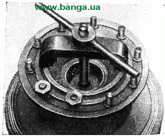 Выпрессовка колец подшипников ступицы колеса КрАЗ-219, КрАЗ-221, КрАЗ-222, КрАЗ-214