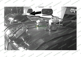 Забор и слив топлива с левого бака (рукоятка повернута в сторону левого бака) КрАЗ-6236 С4