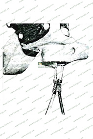 Снятие стопорного пружинного кольца нижней вильчатой головки поворотного шкворня MAN M 2000 